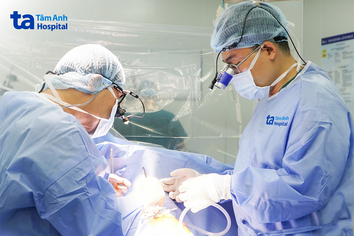 ThS.BS Trần Thúc Khang (trái) và ê kíp Trung tâm Tim mạch phẫu thuật sửa chữa van tim cho người bệnh