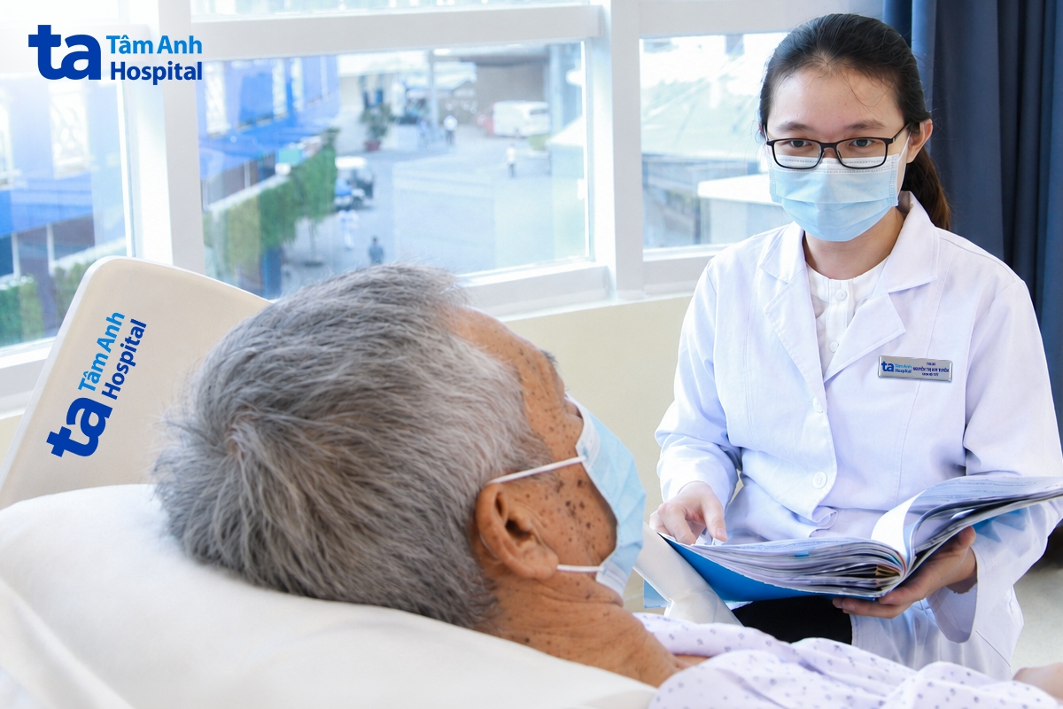 ths.bs nguyễn thị kim tuyền kiểm tra sức khỏe cho ông việt