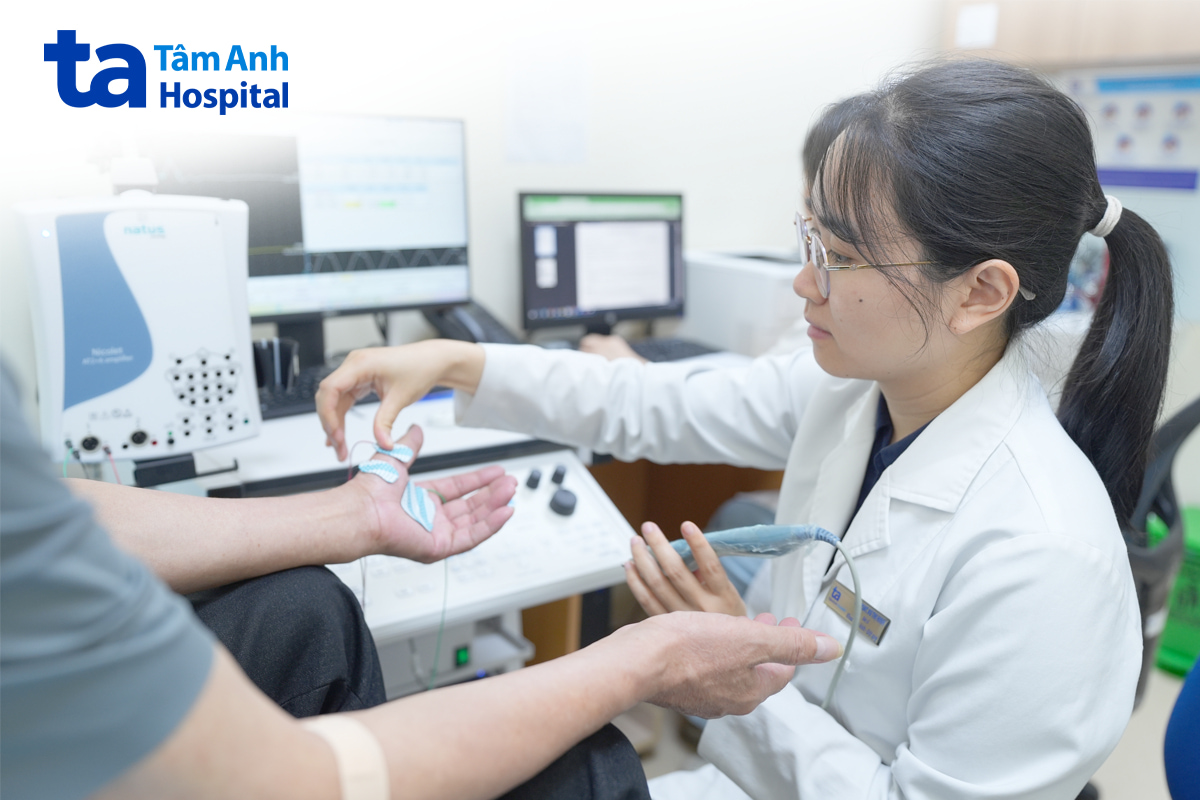 Bác sĩ thực hành đo dẫn truyền thần kinh tại BVĐK Tâm Anh Hà Nội