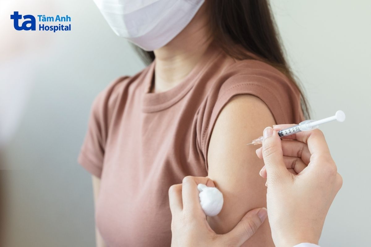 tiêm vaccine theo hướng dẫn của bác sĩ