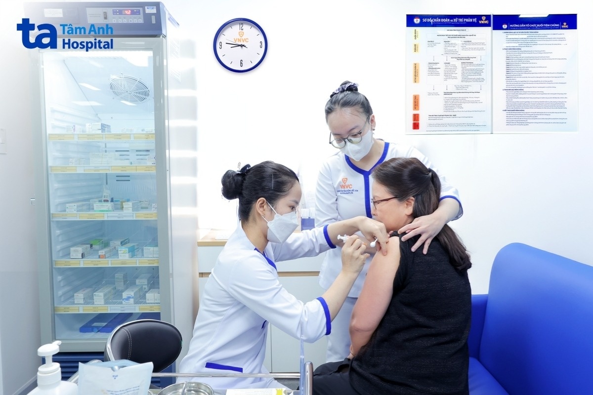 điều dưỡng đang tiêm vacxin