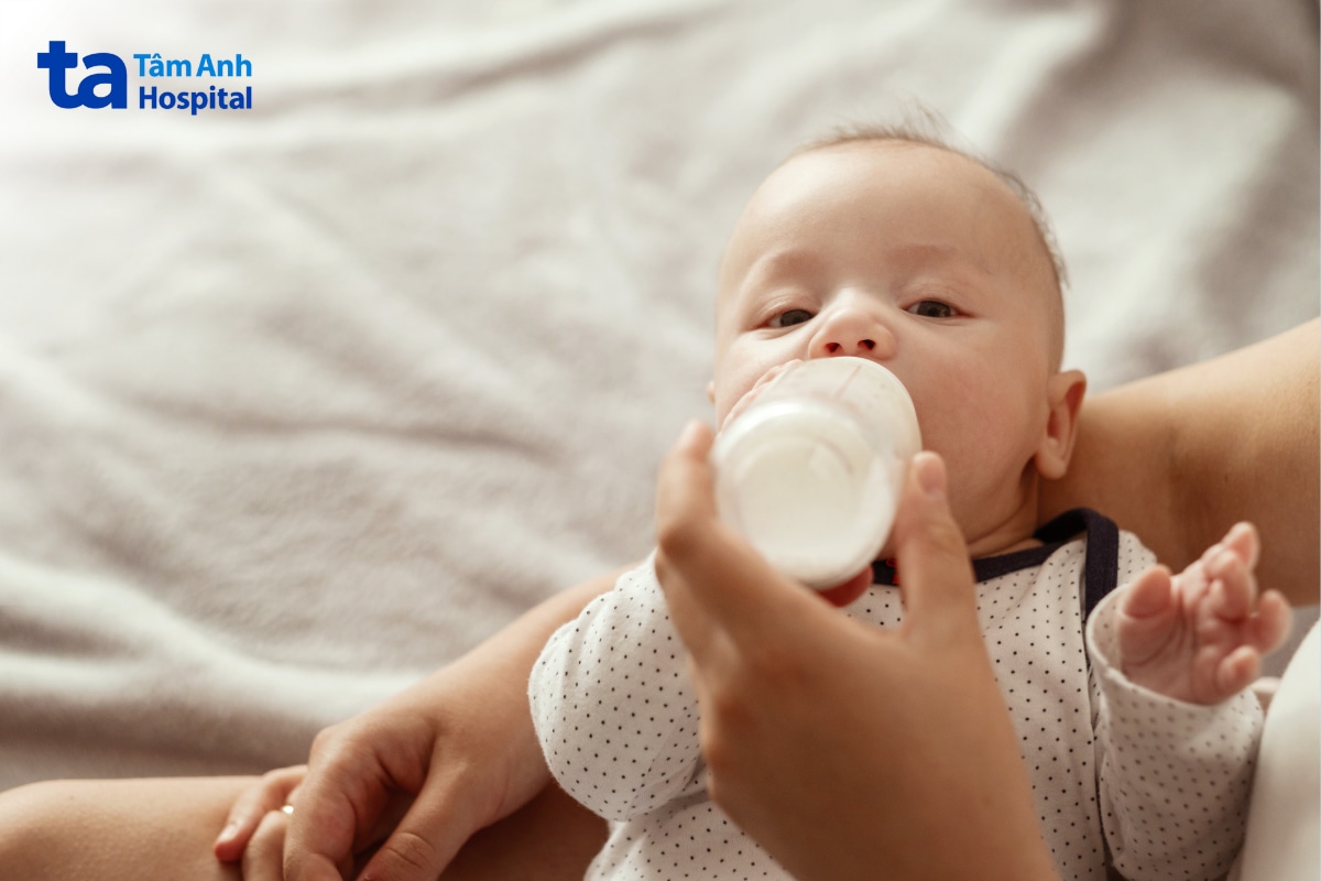 Trẻ 2 tháng tuổi bú bình có thể gặp vấn đề dung nạp sữa.