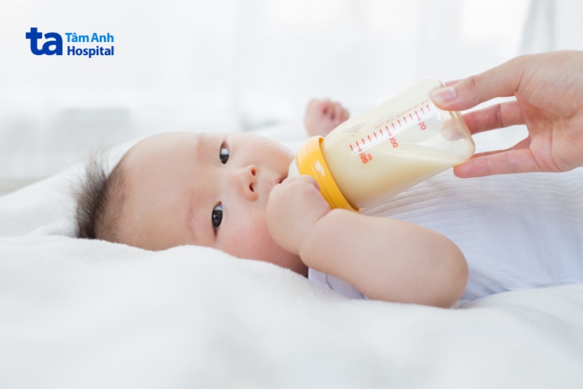 Trẻ 4 tháng bú sữa công thức có thể tiêu chảy nếu pha sữa sai tỷ lệ.