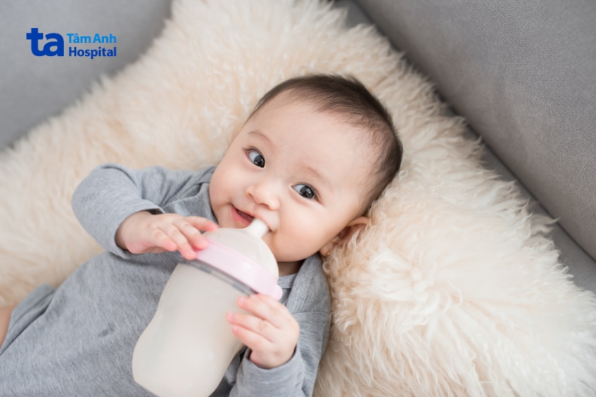 Trẻ 5 tháng tuổi tiếp tục bú sữa công thức khi bị tiêu chảy