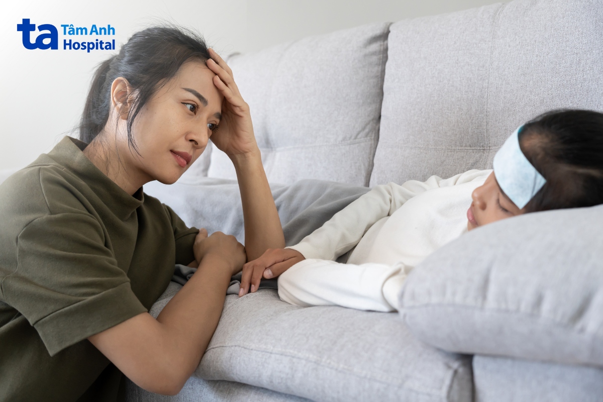 trẻ bị sốt cần được hạ sốt đúng cách và theo dõi sát sao