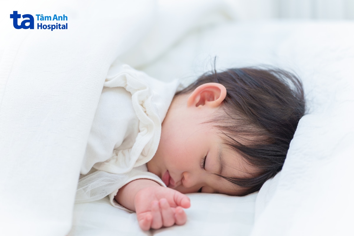 Trẻ bị sốt ngủ trong phòng kín có thể cảm thấy nóng vùng đầu.