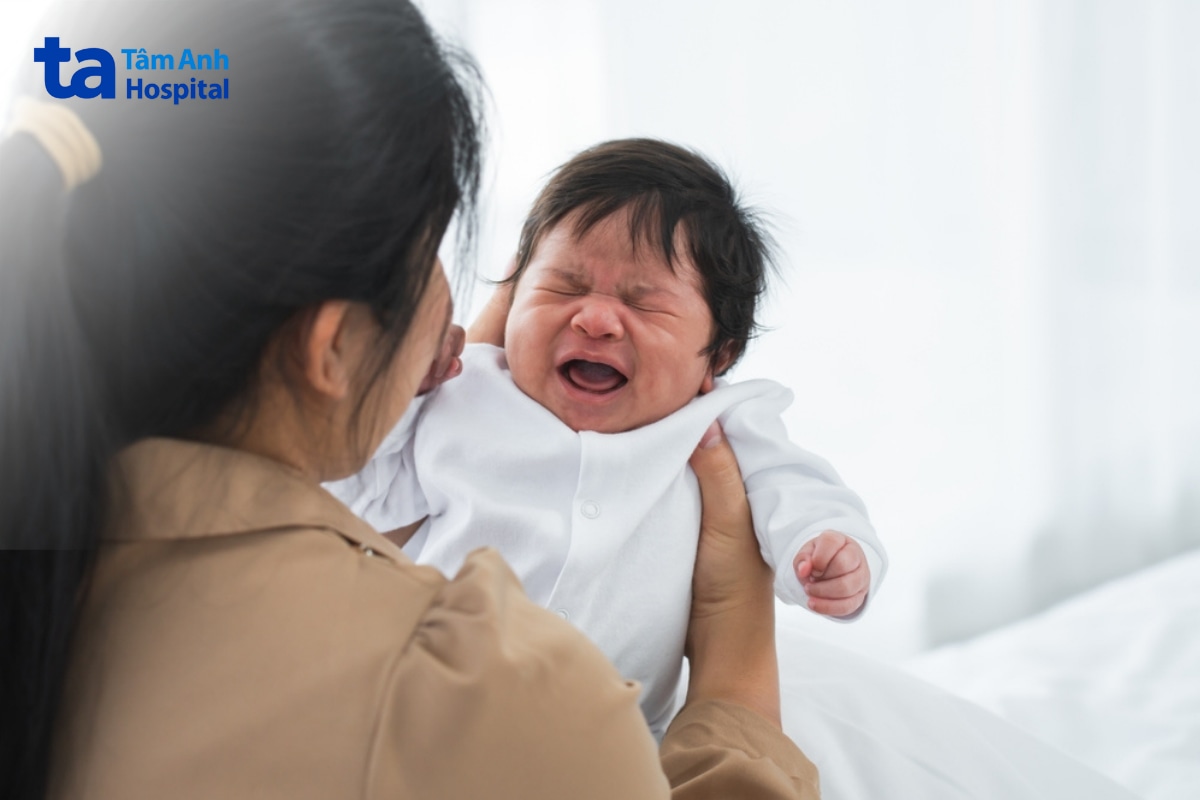 Trẻ tím tái, thở nhanh hoặc co giật cần được đưa đi khám