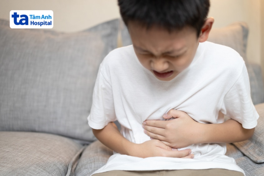 Trẻ ôm bụng đau do rối loạn hoặc nhiễm khuẩn đường ruột.