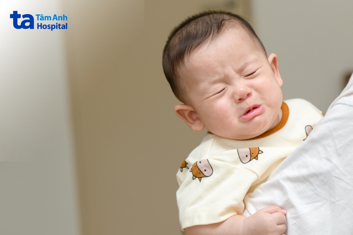 Trẻ hạ đường huyết có thể bị lạnh tay chân dù không sốt