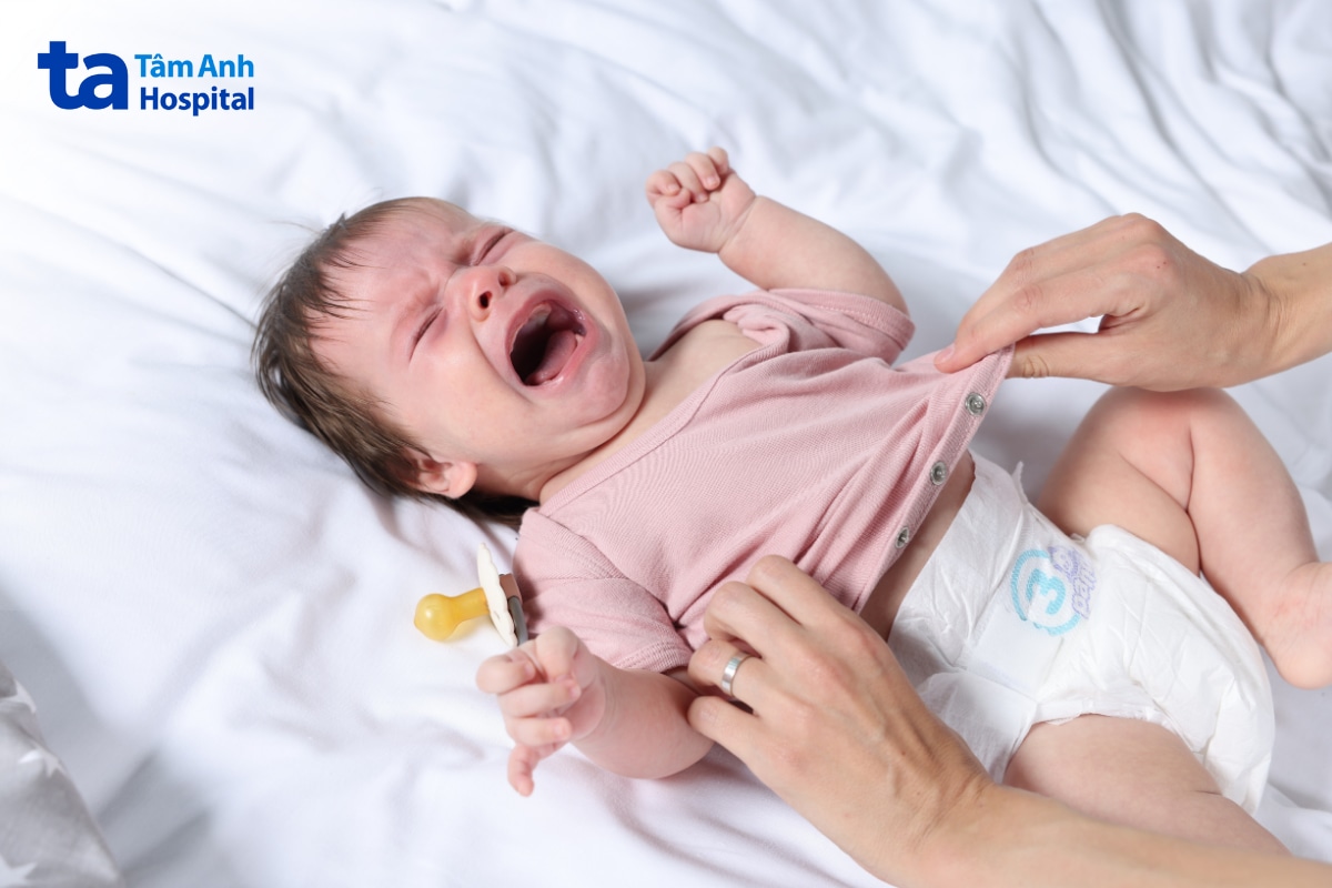 Trẻ sốt cao, quấy khóc và khó chịu nên hạn chế đóng bỉm
