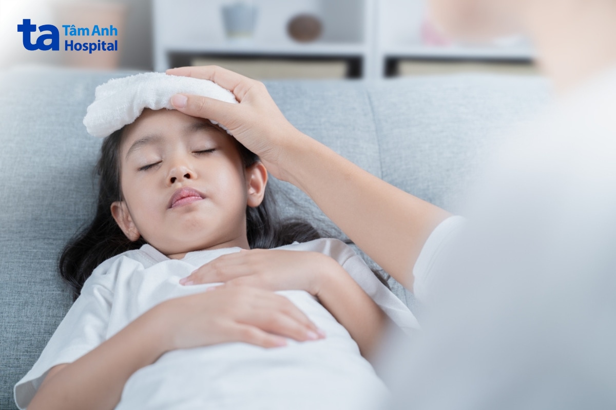 Trẻ sốt cần được theo dõi để xác định thời điểm cần đi khám.