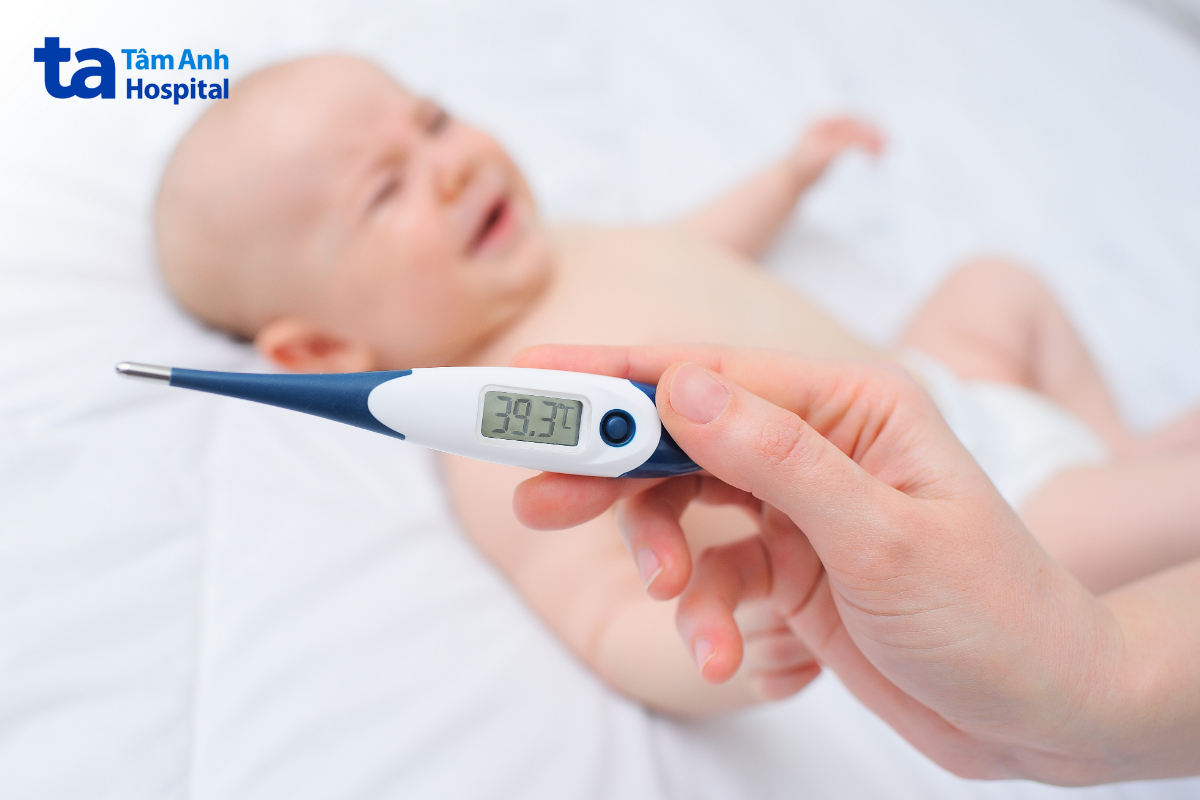 Trẻ sốt cao 39,3 độ cần được theo dõi sát