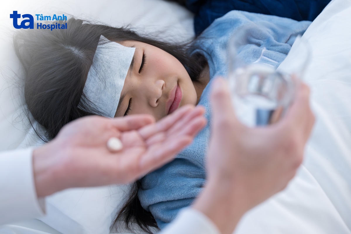 Trẻ sốt cao hoặc khó chịu nhiều có thể cần dùng thuốc hạ sốt.