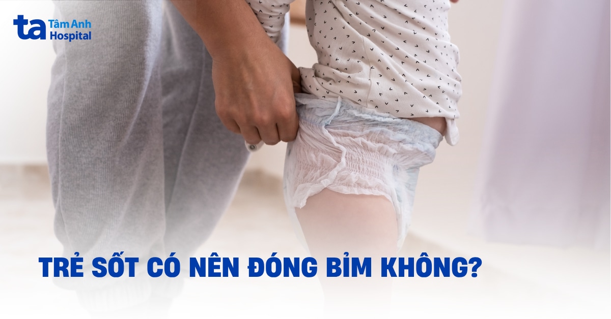 Trẻ bị sốt có nên đóng bỉm không? Cách đóng bỉm khi con ốm