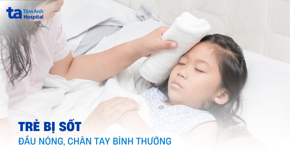 Trẻ bị sốt đầu nóng chân tay bình thường: Có đáng lo không?