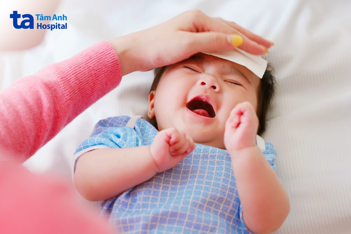 trẻ sốt, mệt mỏi, quấy khóc