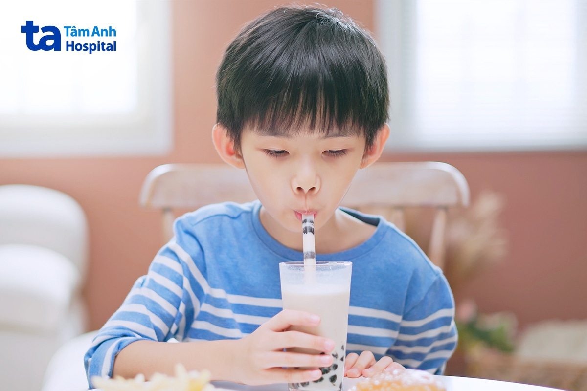 Trẻ uống đồ uống nhiều đường trong bữa ăn.