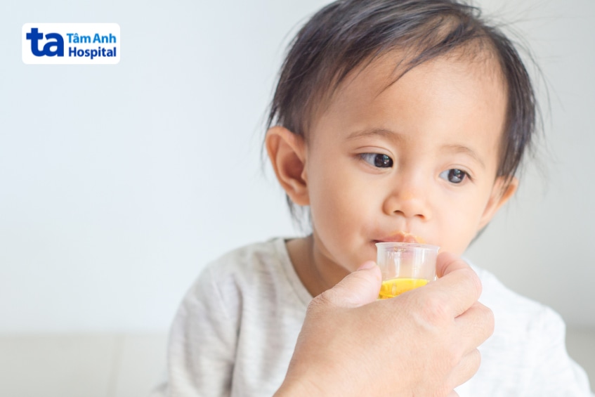 Trẻ nhỏ uống thuốc theo hướng dẫn khi bị nhiễm khuẩn đường ruột.