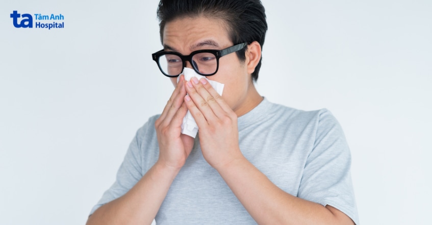 Người bệnh có biểu hiện hắt hơi, sổ mũi do dị ứng.
