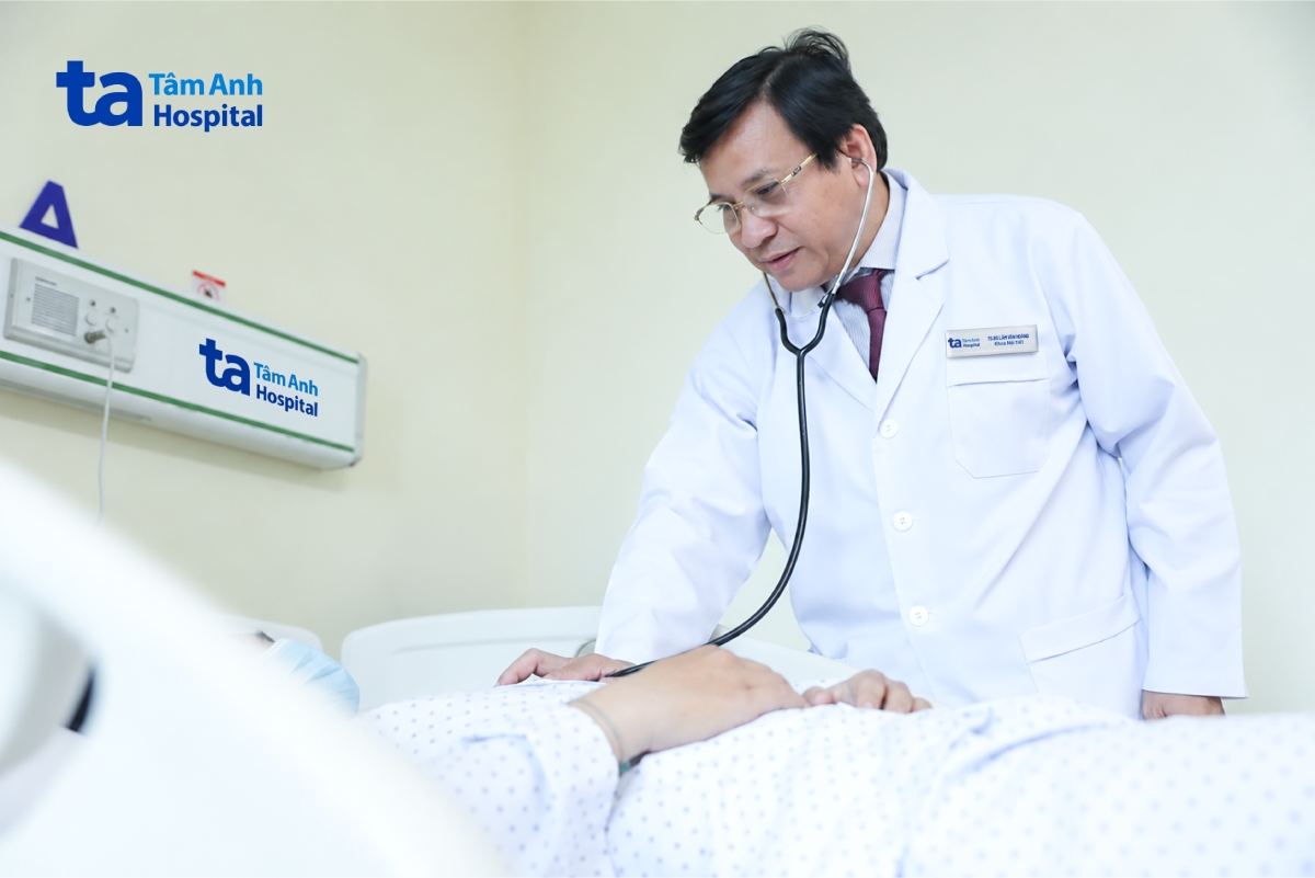 ts.bs lâm văn hoàng kiểm tra sức khỏe của người bệnh