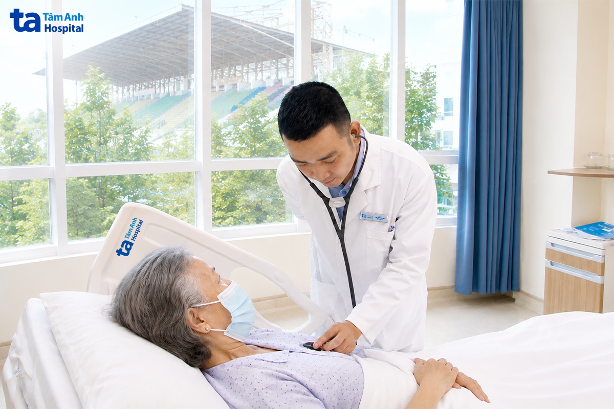 ts.bs trần hữu thanh tùng kiểm tra sức khỏe cho bà thảo