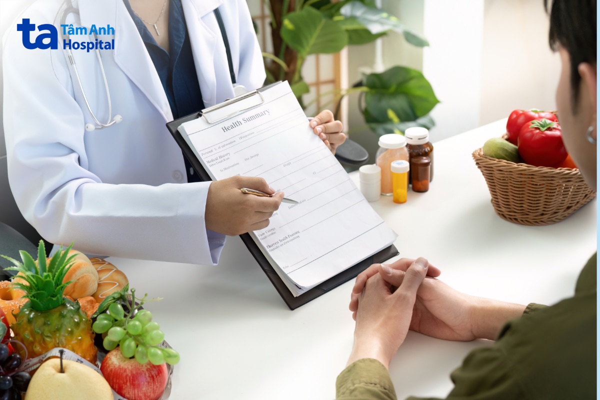Bác sĩ tư vấn dùng thuốc và chế độ dinh dưỡng cho người bệnh