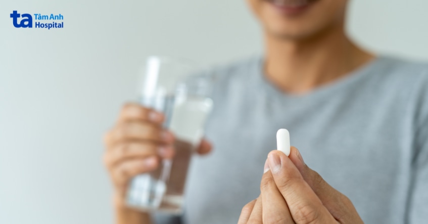 Người bệnh uống thuốc desloratadine với nước theo hướng dẫn.