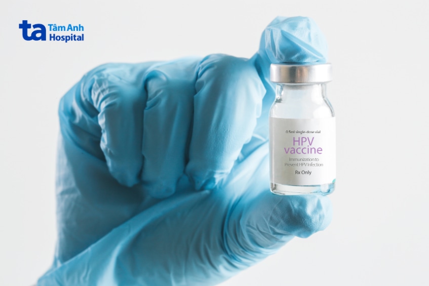 Nhân viên y tế cầm lọ vaccine HPV trong tay.