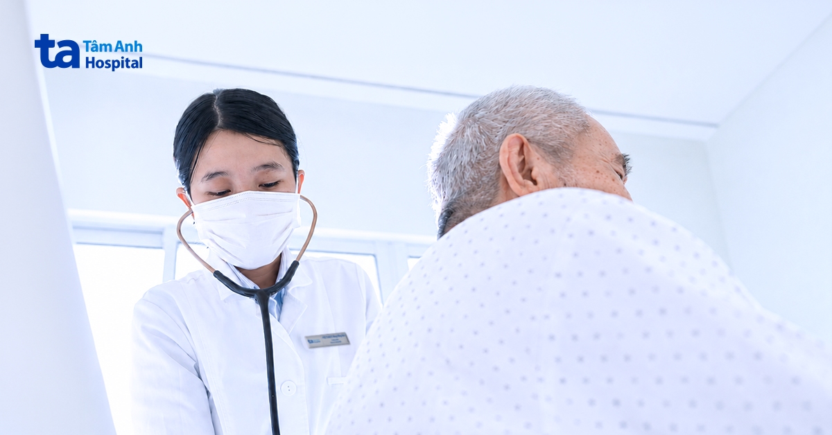 Viêm phổi biến chứng gây tràn mủ màng phổi