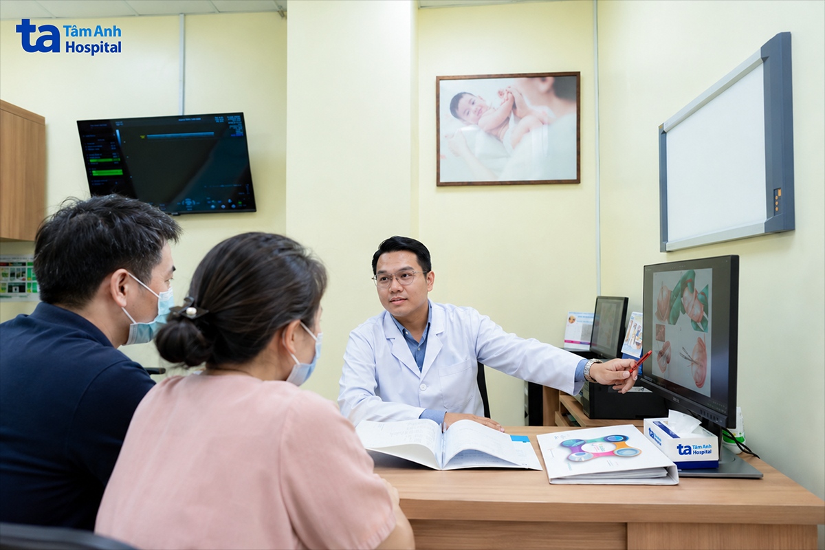 vợ chồng anh hùng tái khám với bác sĩ danh