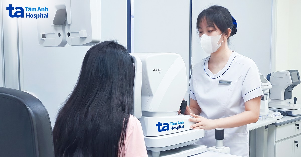Xóa cận cho người giác mạc mỏng bị cận thị 10 độ
