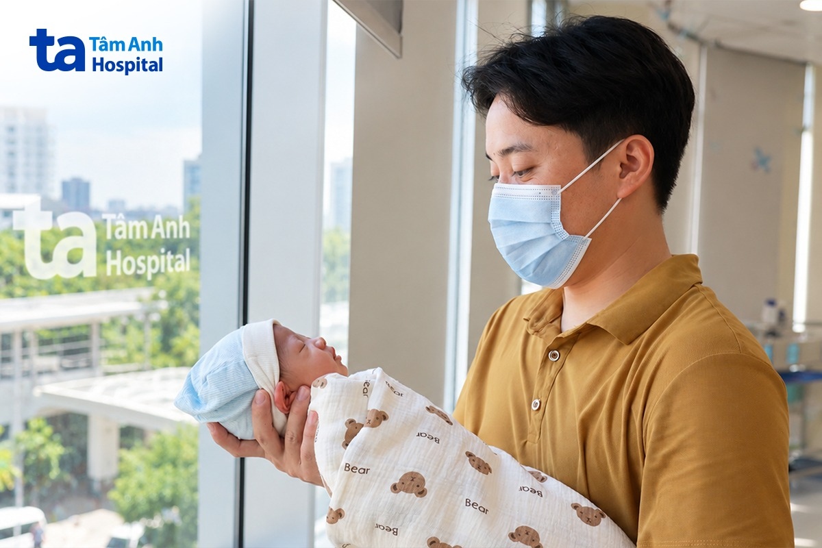 anh minh, chồng chị tiên bế con trai mới sinh