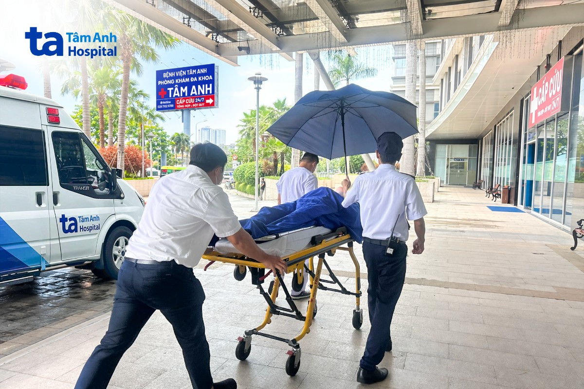 Bà Bình được chuyển đến khoa Cấp cứu để tiếp tục điều trị