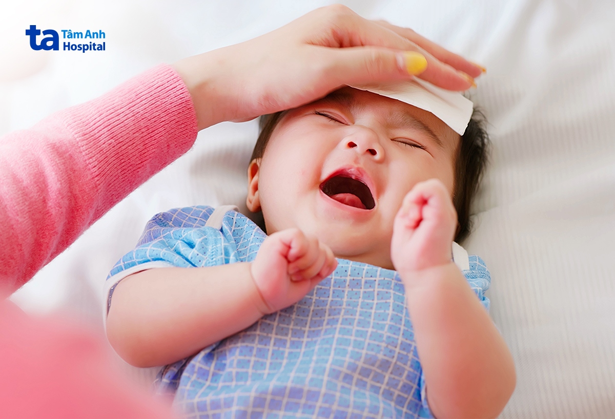 ba mẹ nên theo dõi thân nhiệt và các biểu hiện bất thường