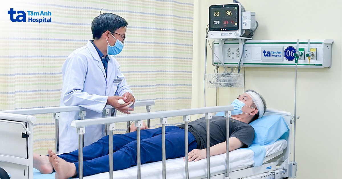 Bác sĩ CKI Nguyễn Chấn Đông, khoa Cấp cứu thăm khám cho ông Tánh