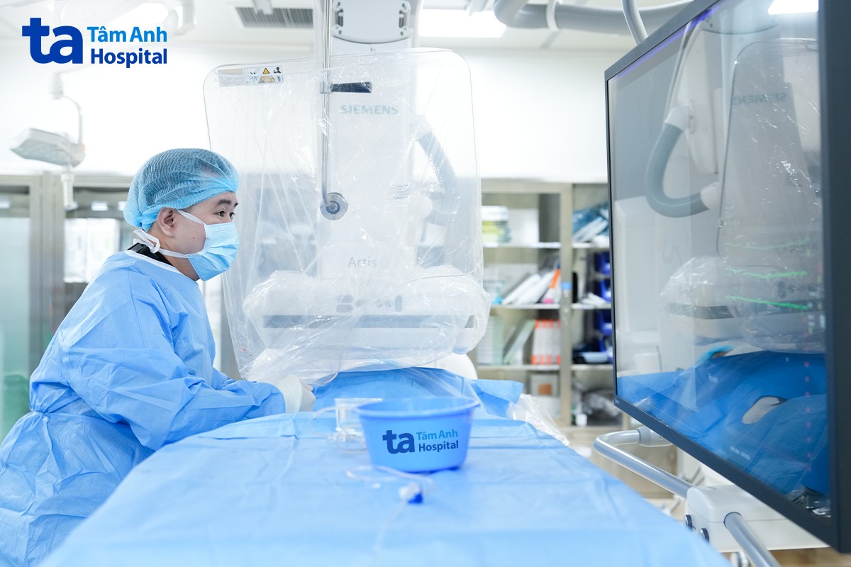 Bác sĩ CKI Nguyễn Trung Đức thực hiện can thiệp nút mạch cầm máu cho người bệnh.