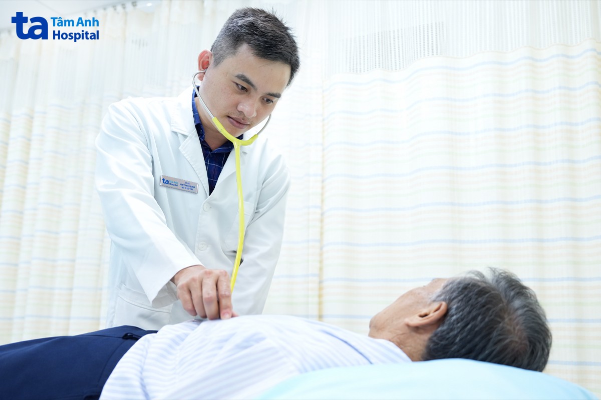Bác sĩ CKI Nguyễn Vinh Quang thăm khám Bác sĩ CKI Nguyễn Vinh Quang thăm khám