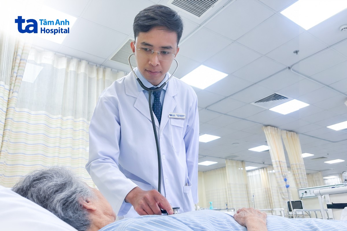 Bác sĩ CKI Phan Quang Đạt tiếp tục theo dõi các chỉ số sinh tồn cho bà Bình