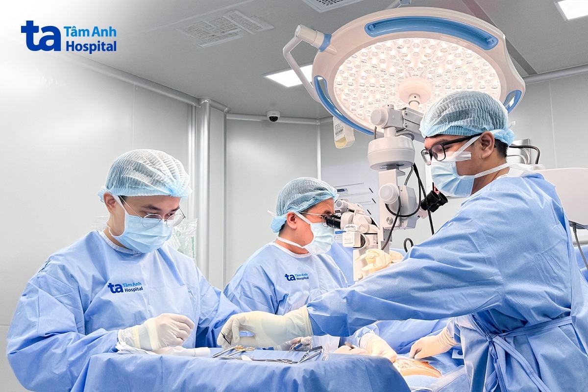 bác sĩ cùng êkíp bác sĩ nam khoa thực hiện vi phẫu micro-tese