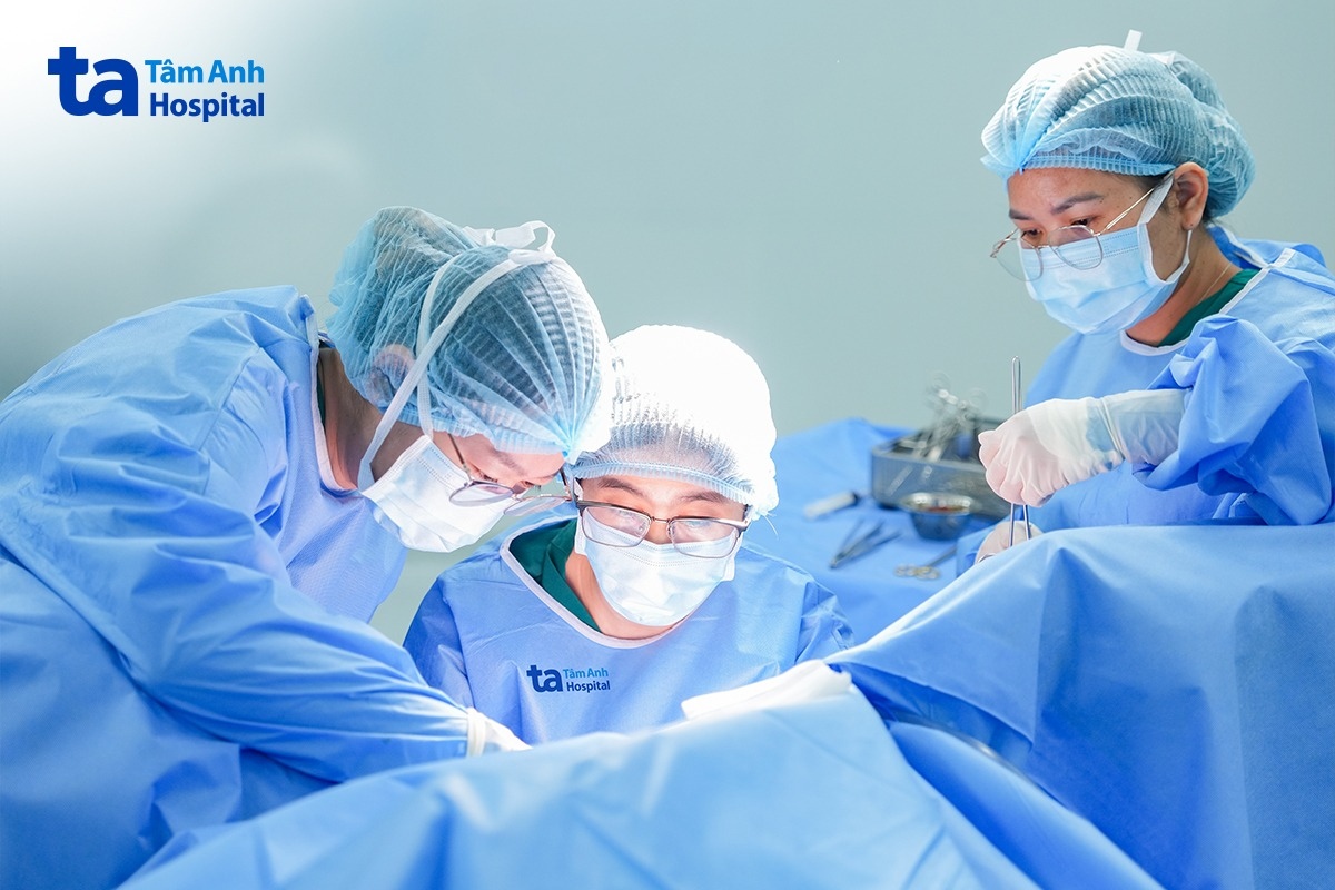 bác sĩ cùng êkíp phẫu thuật tạo lỗ thông màng trinh cho bé phương