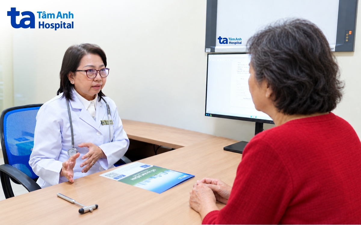 bác sĩ đang hướng dẫn các câu hỏi về nhận thức cho bà nhung