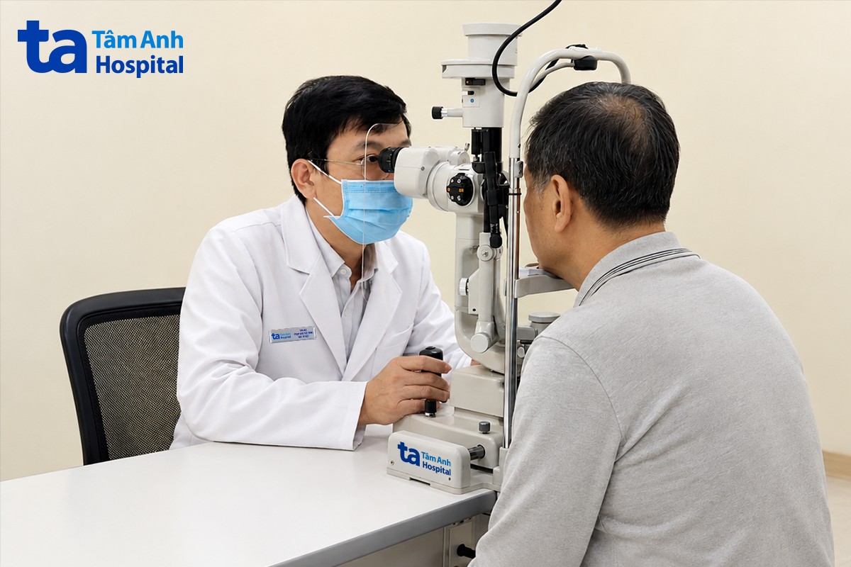 bác sĩ đang kiểm tra mắt cho bệnh nhân bằng sinh hiển vi