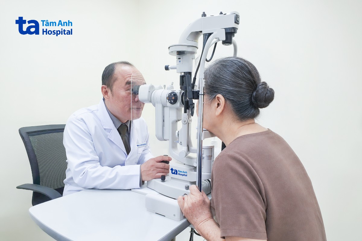 bác sĩ đang kiểm tra mắt cho bệnh nhân