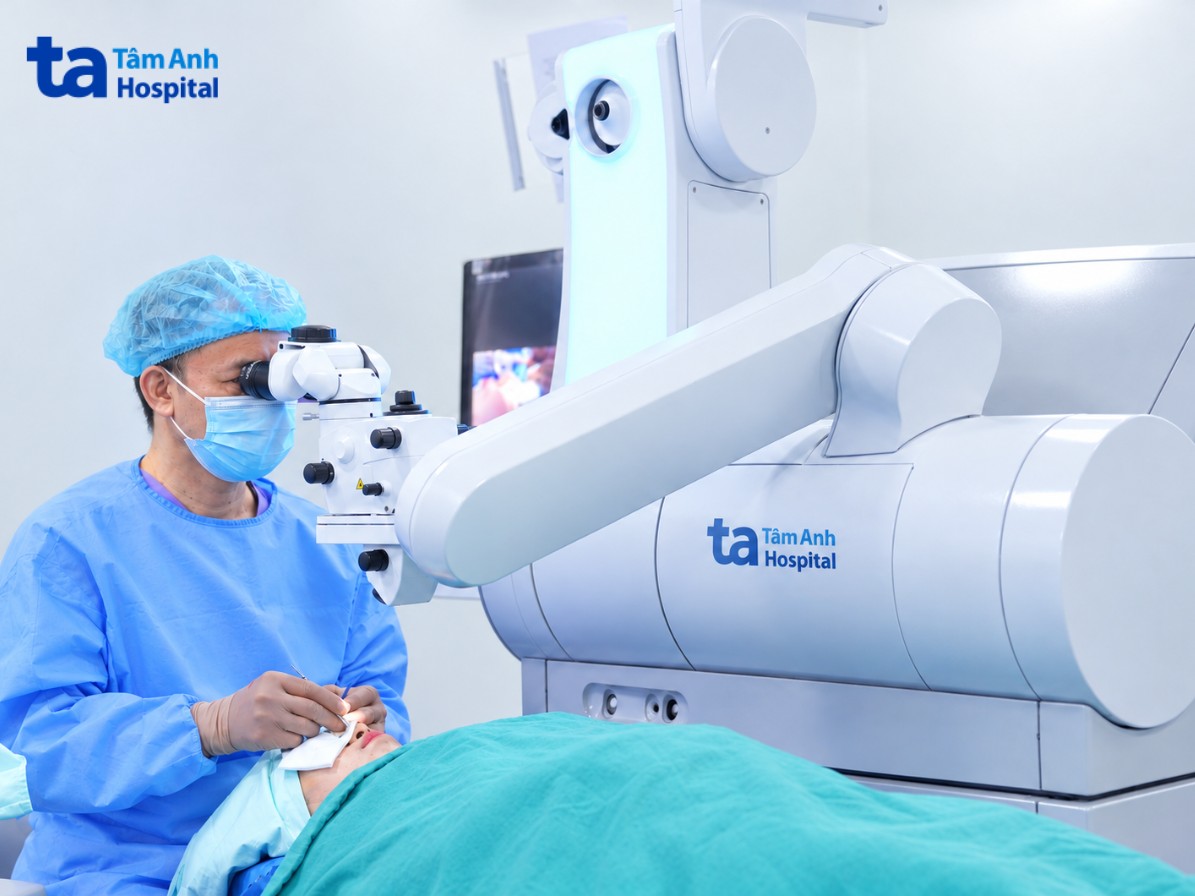 bác sĩ đang phẫu thuật cho người bệnh lão thị