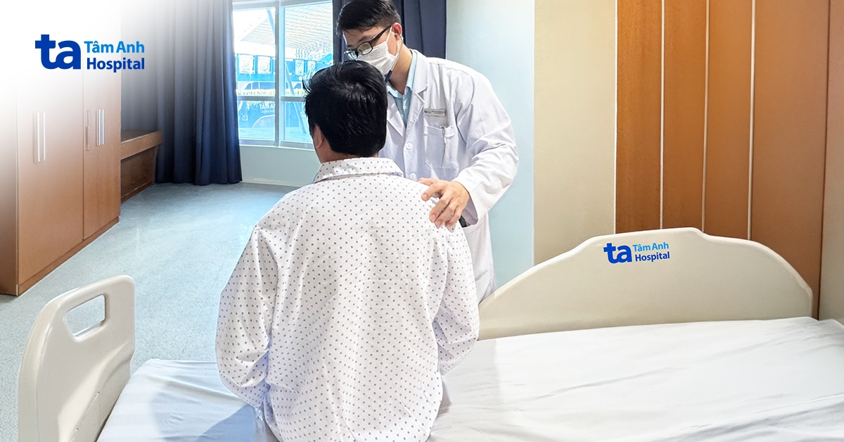 bác sĩ đang thăm khám cho ông trí sau dùng thuốc tiêu sợi huyết