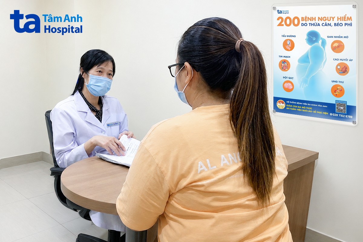 bác sĩ đang tư vấn giảm cân cho bệnh nhân