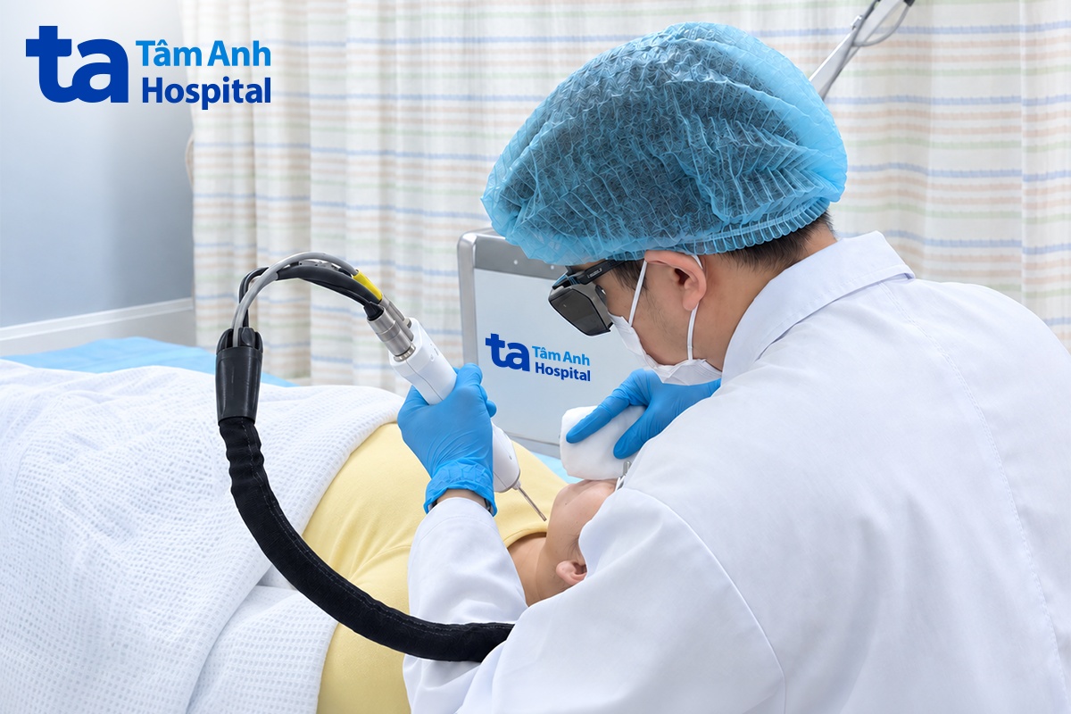 bác sĩ điều trị da cho bệnh nhân bằng laser 6d
