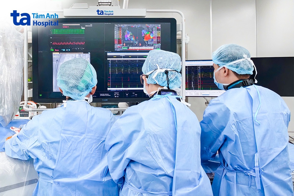 Bác sĩ dựng bản đồ 3D giúp định vị và triệt đốt chính xác ổ phát nhịp bất thường trong buồng tim người bệnh