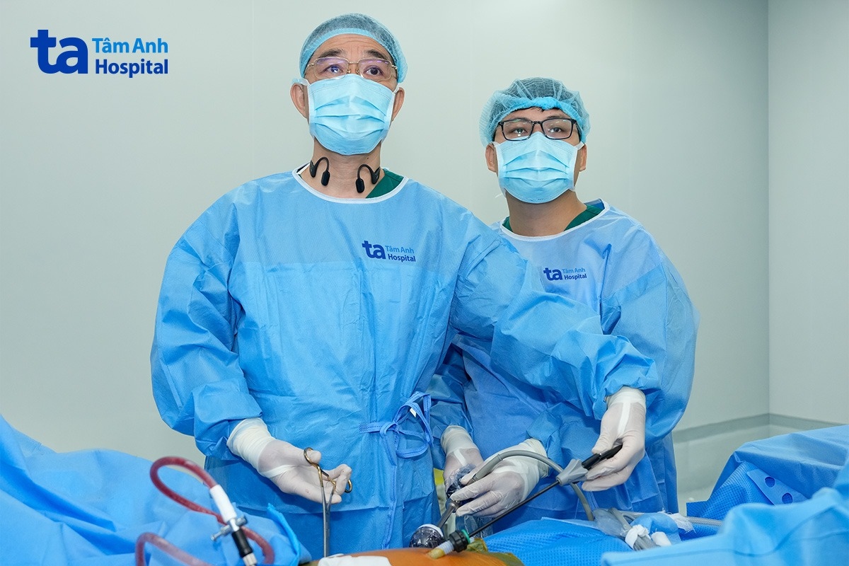 Bác sĩ Dũng (bên trái) cùng êkíp phẫu thuật cắt u tuyến ức cho người bệnh