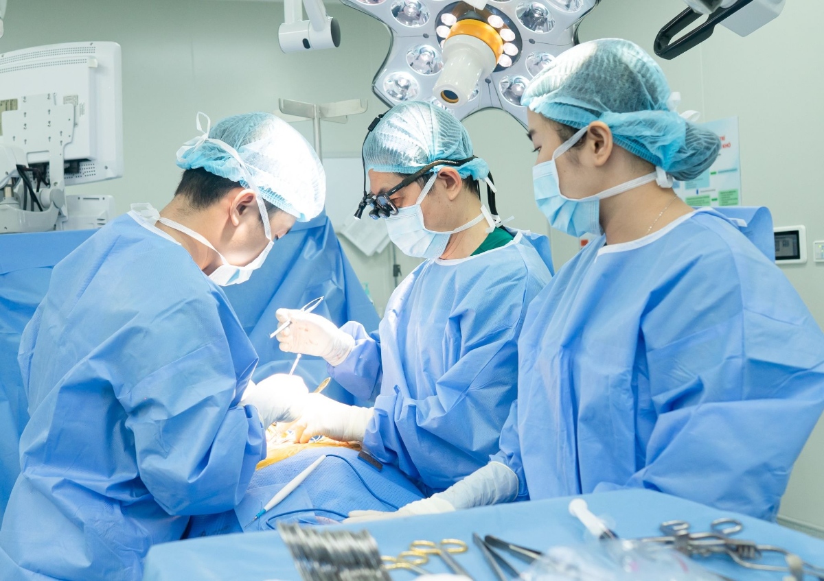 Bác sĩ Dũng (giữa) cùng ê kíp Ngoại Lồng ngực - Mạch máu phẫu thuật 2 trong 1 tái thông động mạch chi dưới cho bệnh nhân